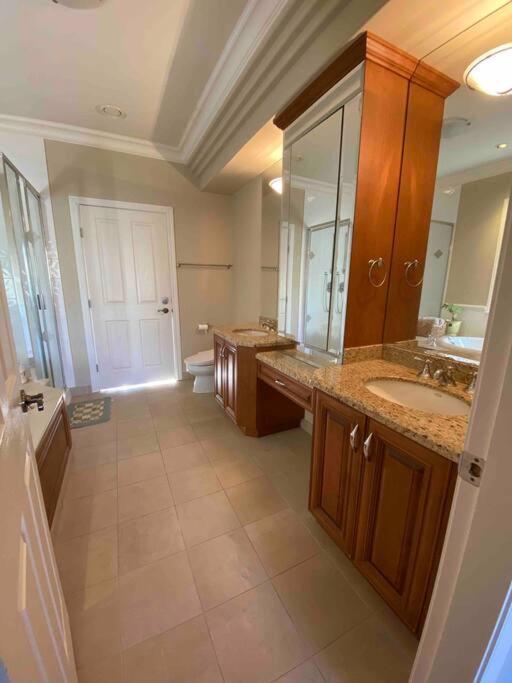 Lucky Suite, Two-Bedroom Suite With Independent Entrance In Richmond Close To Yvr Exterior foto