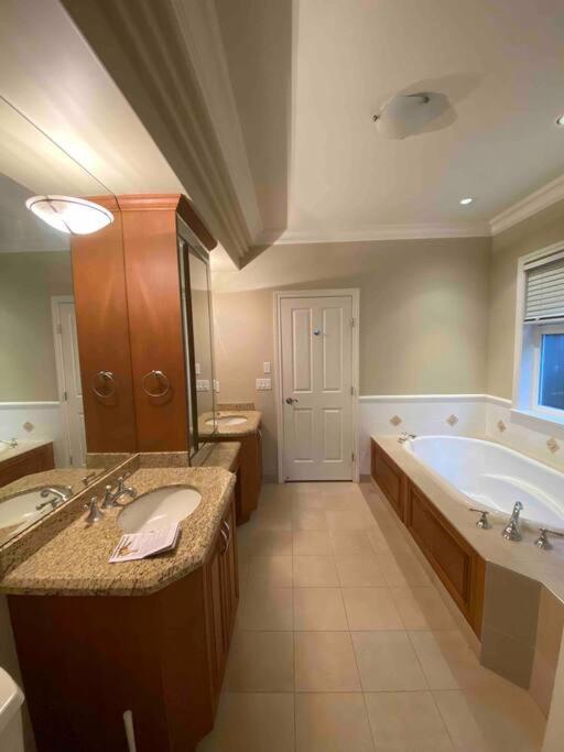 Lucky Suite, Two-Bedroom Suite With Independent Entrance In Richmond Close To Yvr Exterior foto