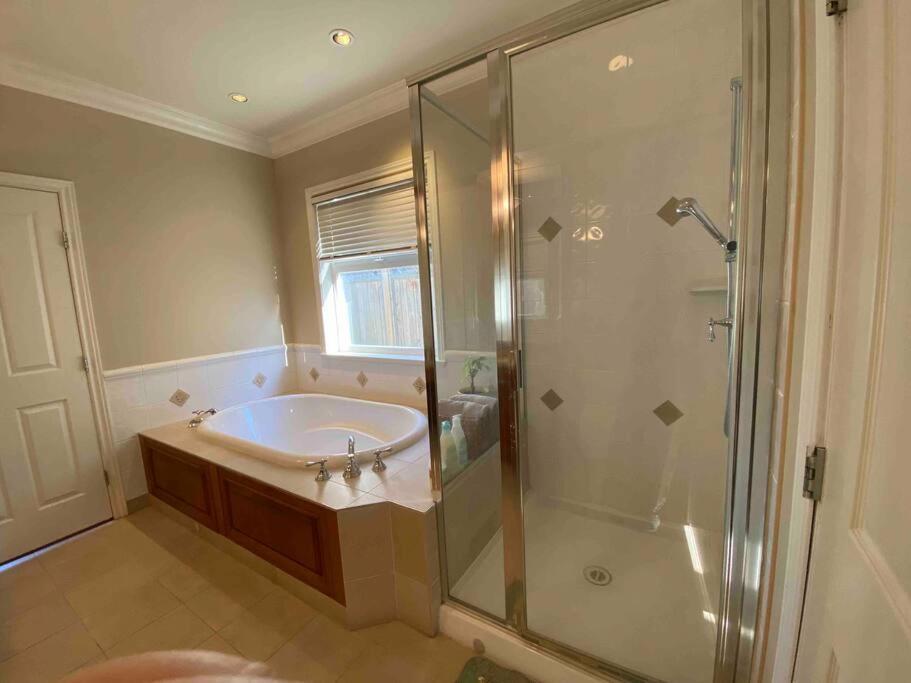 Lucky Suite, Two-Bedroom Suite With Independent Entrance In Richmond Close To Yvr Exterior foto